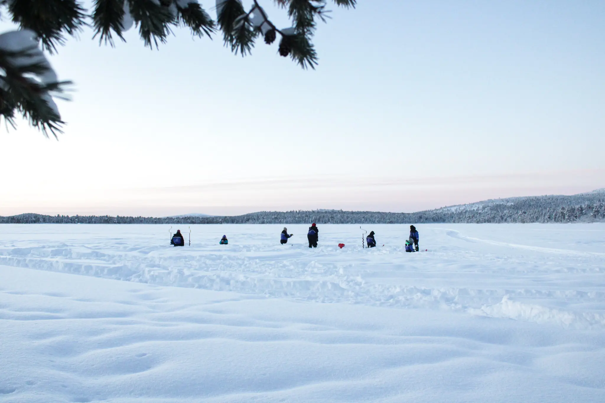 voyage-en-laponie-en-famille-pêche-sur-glace
