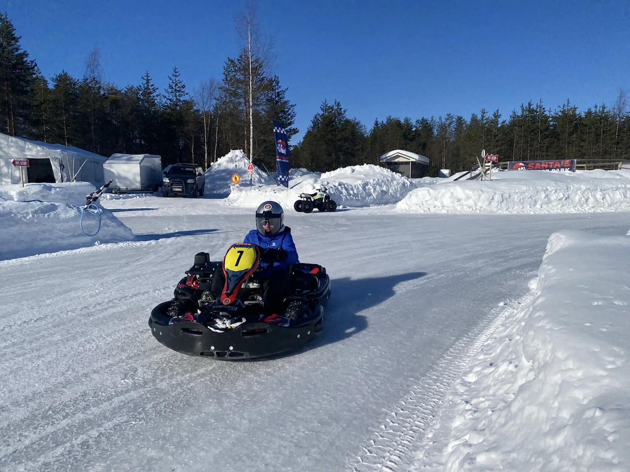 voyage-en-laponie-en-famille-karting-sur-glace