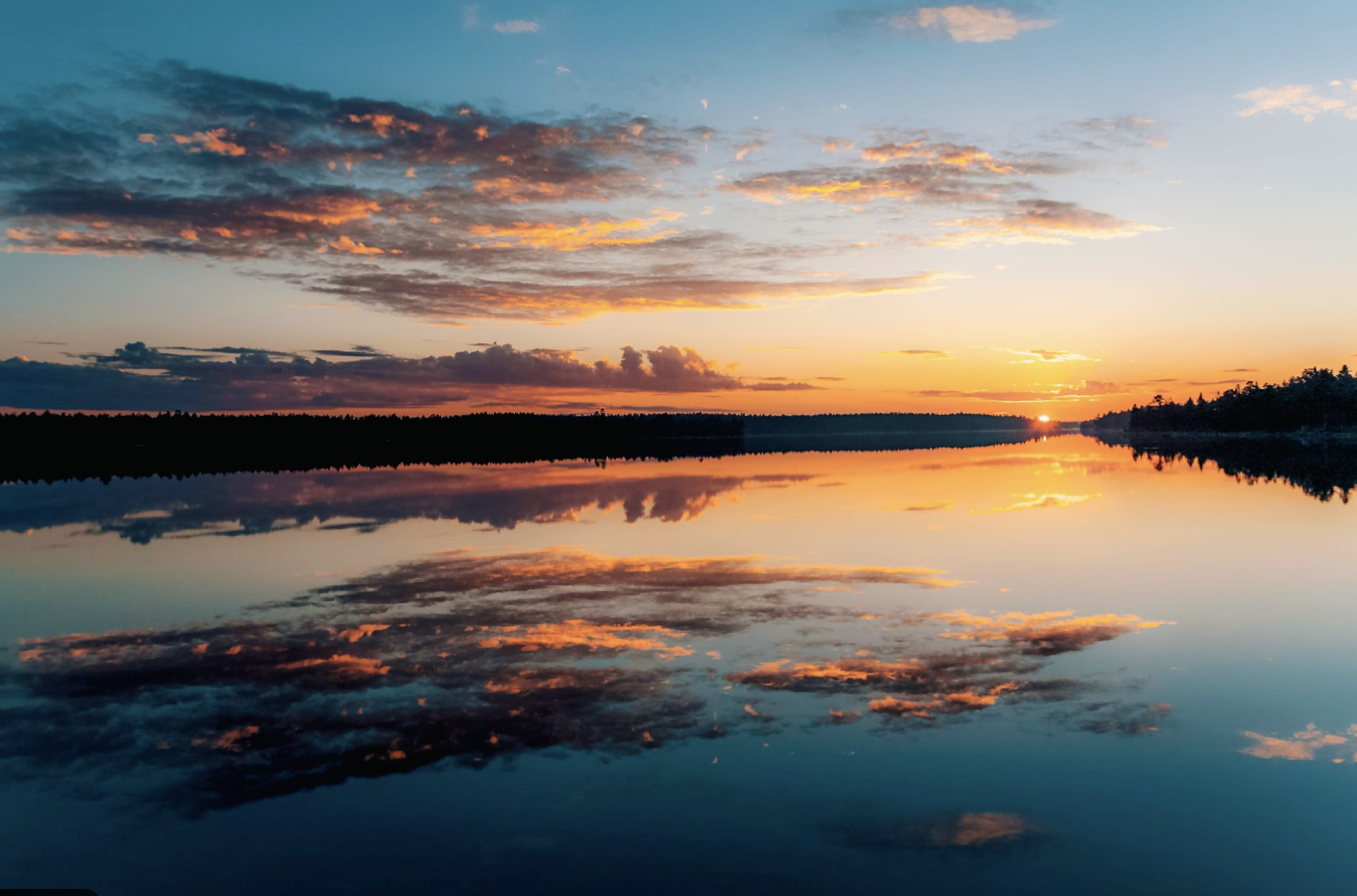 laponie-en-été-soleil-minuit-lac