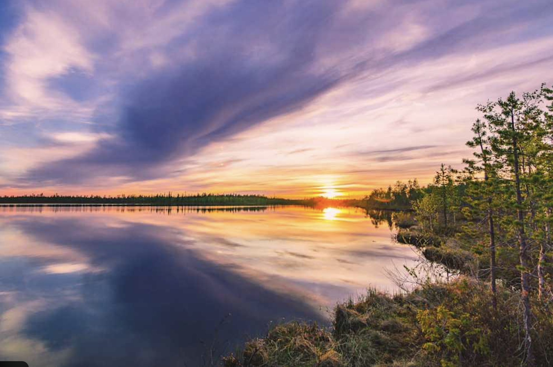 laponie-en-été-soleil-minuit-lac